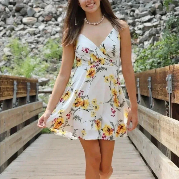 NWT Express Floral Mini Dress Spaghetti Straps Sz M - Picture 1 of 10